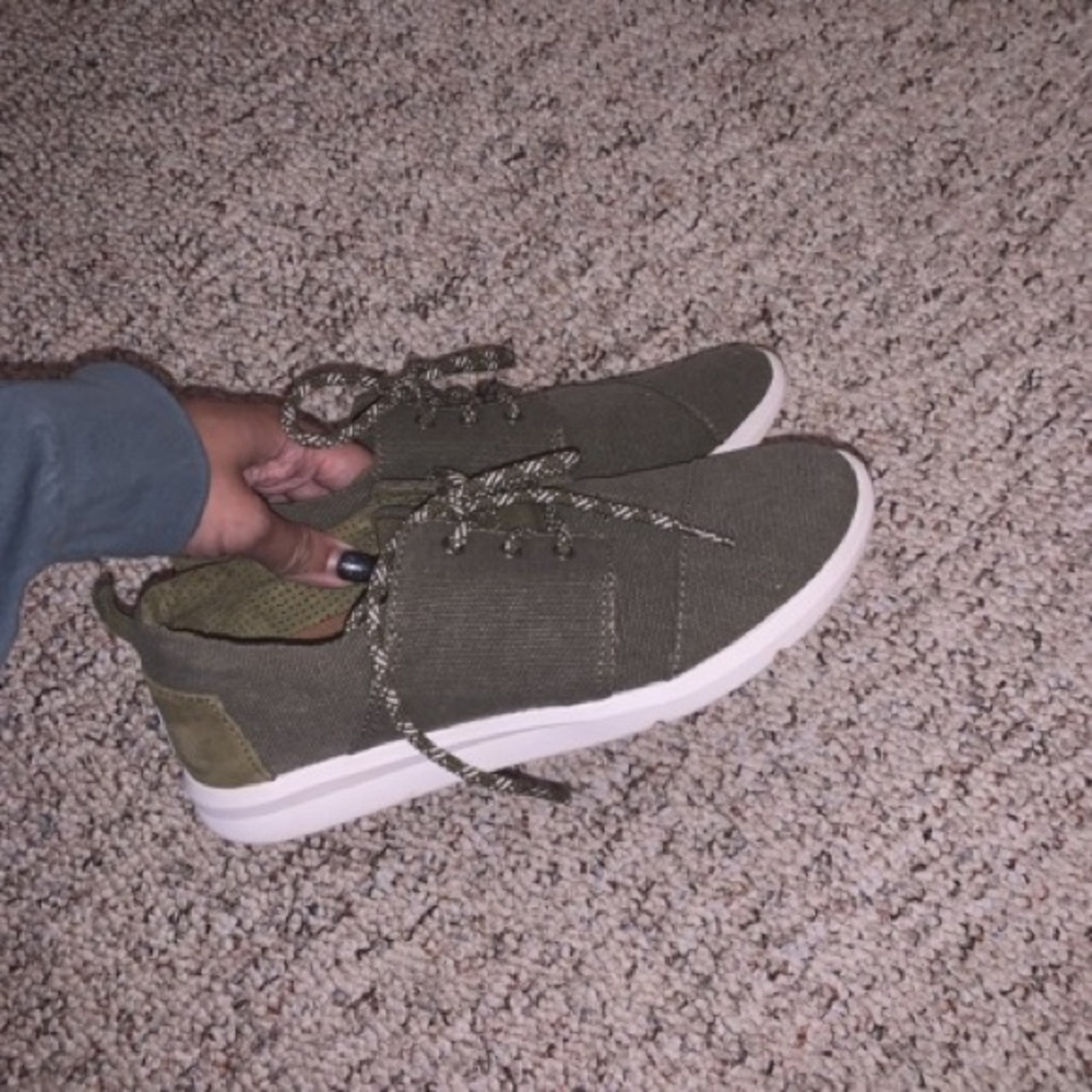toms never worn olive sneakers